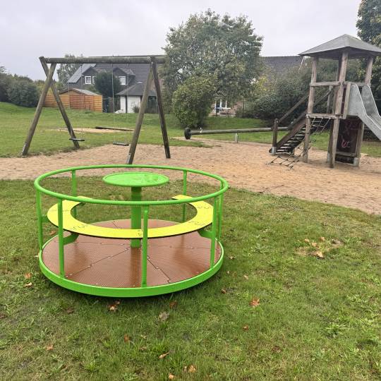 Hier tut sich was - Neues Spielgerät auf dem Spielplatz Hirschberger Straße