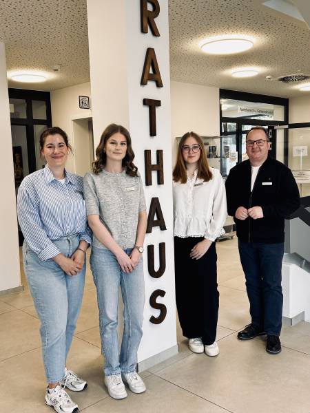 Zwei Praktikantinnen im Rathaus
