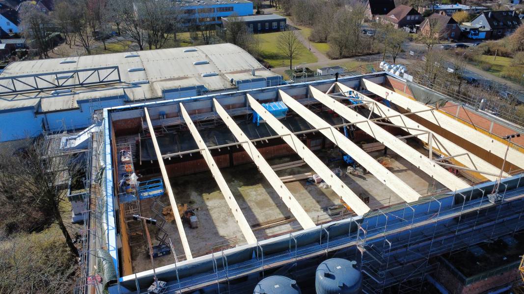 Große Fortschritte beim Neuaufbau des Sporthallendachs der Beeke Schule