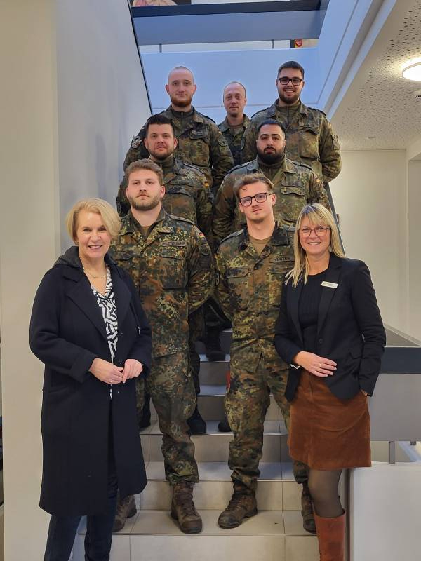 Soldaten sammeln für Pflege der Kriegsgräber